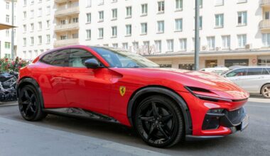 Vende una Ferrari al doppio del prezzo: portato in tribunale