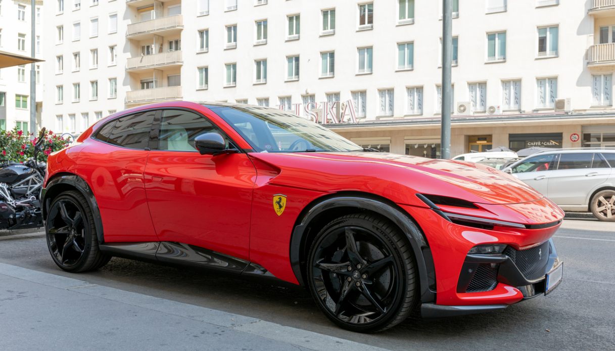 Vende una Ferrari al doppio del prezzo: portato in tribunale