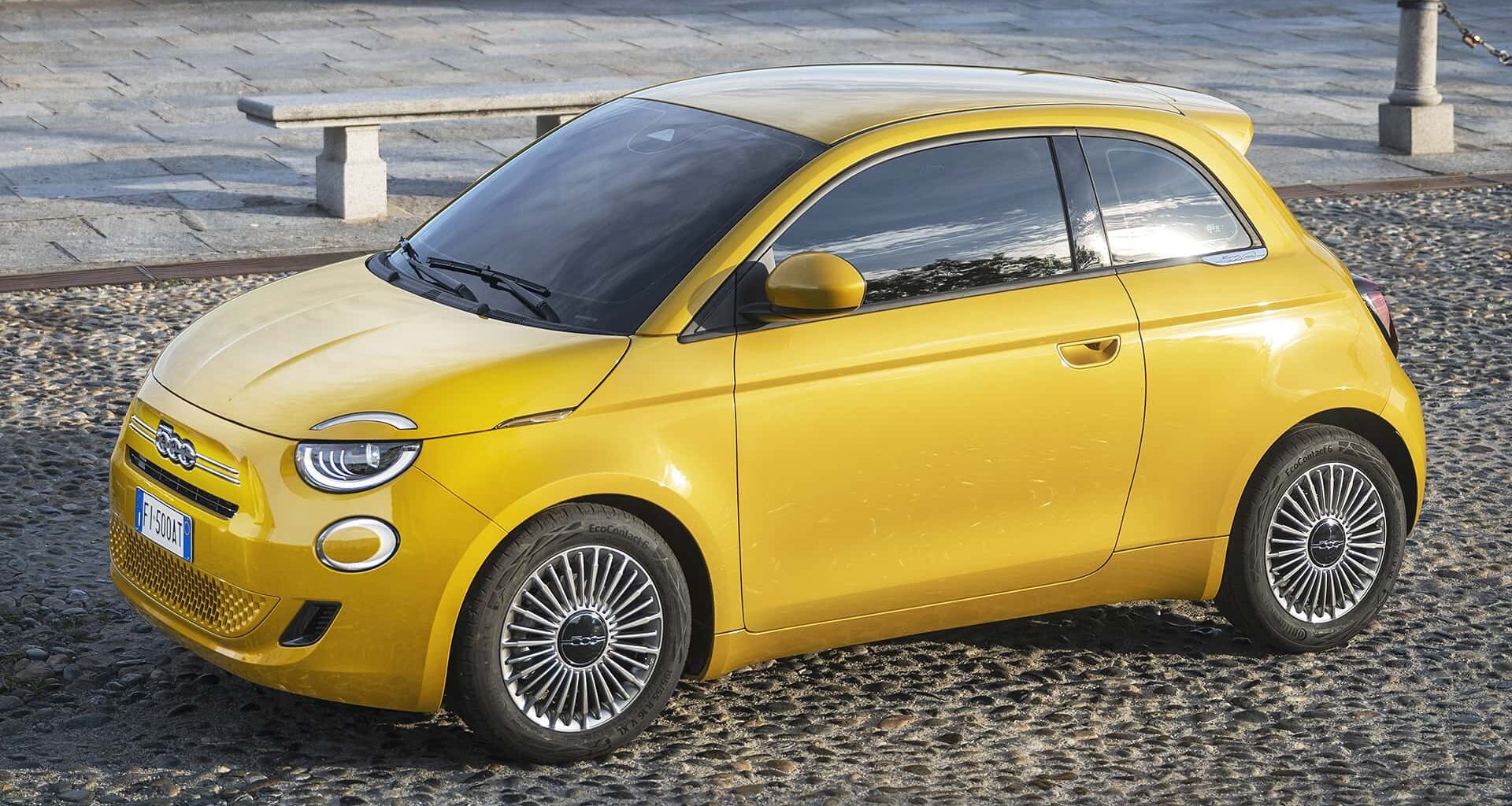 Fiat 500 Hybrid 2025: motore, prezzo, dimensioni, interni