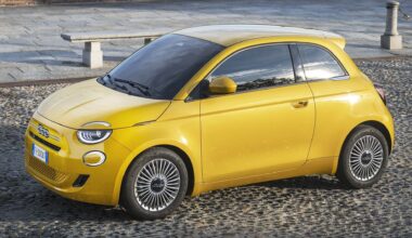Fiat 500 Hybrid 2025: motore, prezzo, dimensioni, interni