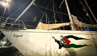 La street art di Laika sulle navi della Global Sumud Flotilla a Barcellona