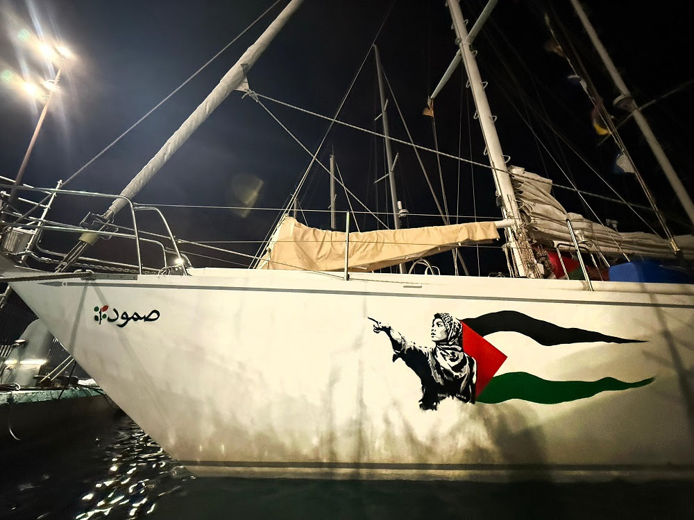 La street art di Laika sulle navi della Global Sumud Flotilla a Barcellona