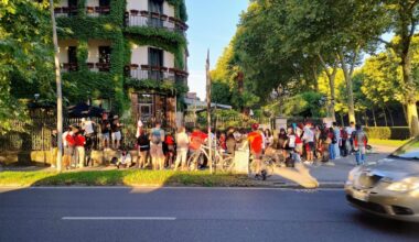 È già folla fuori dall'hotel per vedere i campioni della Formula 1
