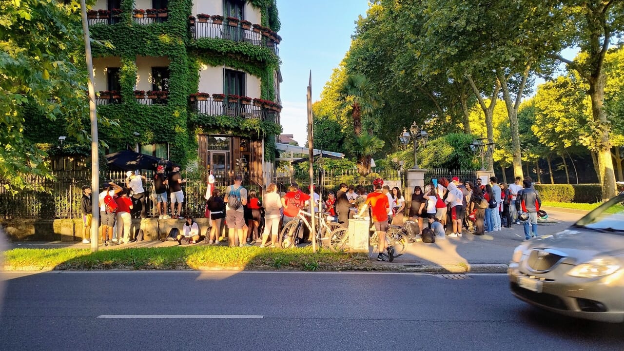 È già folla fuori dall'hotel per vedere i campioni della Formula 1