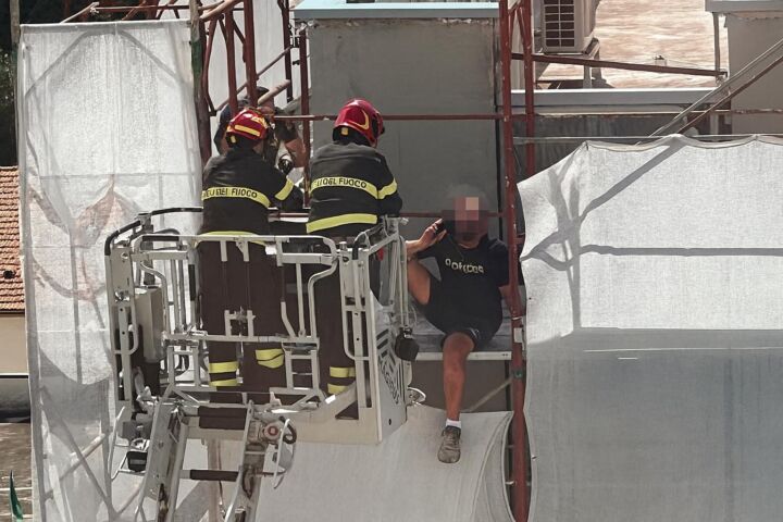 Perugia, sale sul tetto e minaccia di lanciarsi nel vuoto: operaio 30enne salvato dai soccorritori
