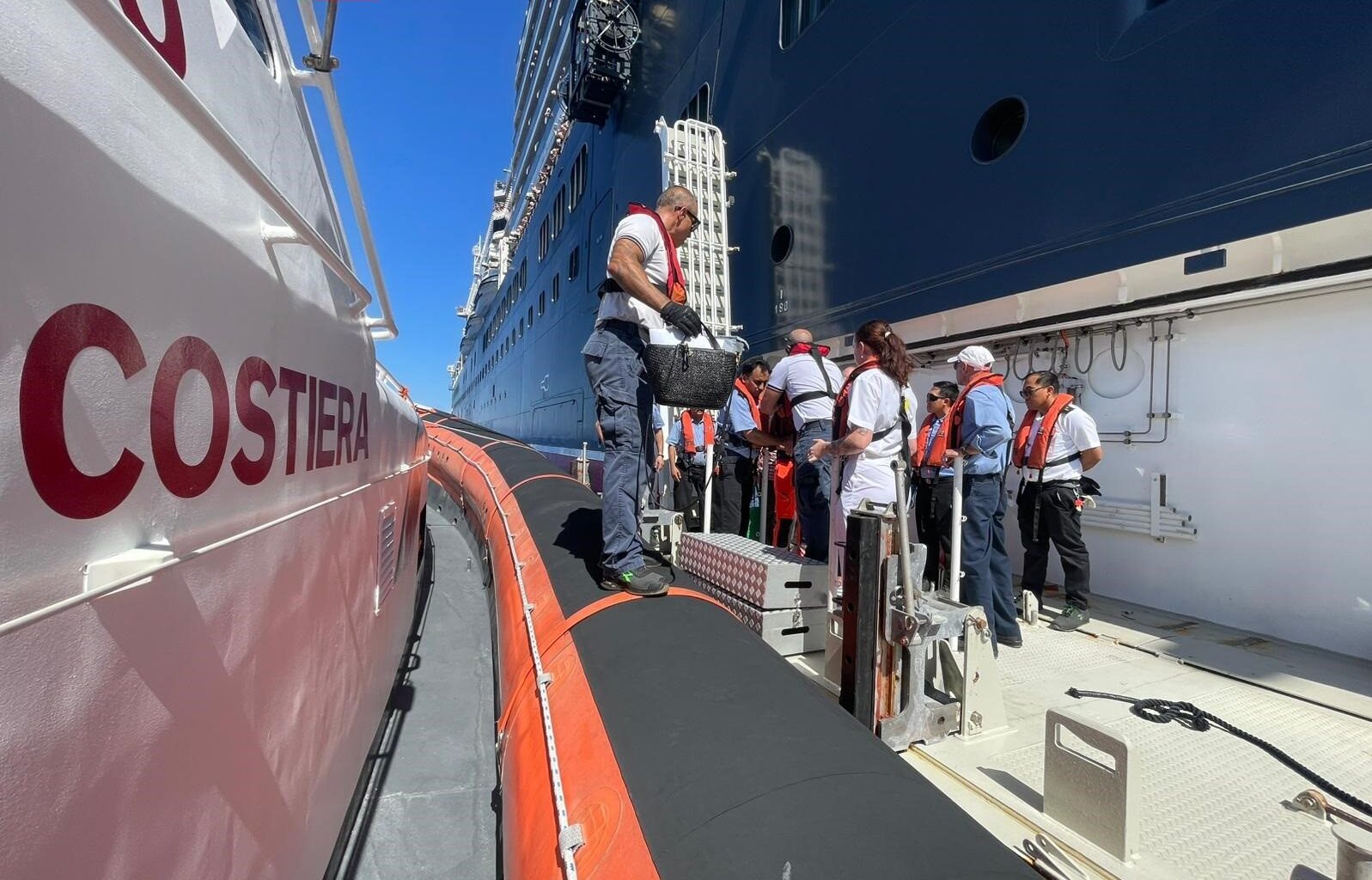 Cagliari, donna colta da ictus sulla nave da crociera: soccorsa dalla guardia costiera