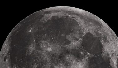 Fotografo cattura il momento in cui un aereo "attraversa" la Luna