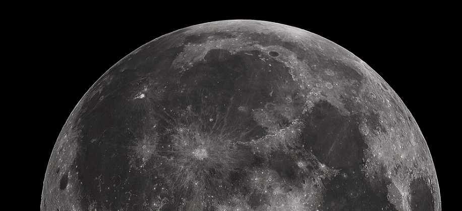 Fotografo cattura il momento in cui un aereo "attraversa" la Luna