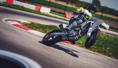 Nuova Husqvarna FS 450 2026: la supermotard si aggiorna. Ecco come [GALLERY] - News