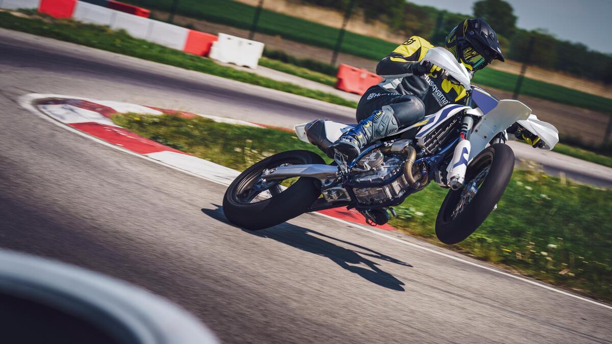 Nuova Husqvarna FS 450 2026: la supermotard si aggiorna. Ecco come [GALLERY] - News