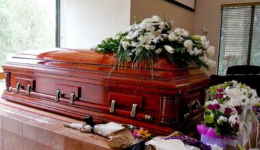 funerale giovane morto entra chiesa bara