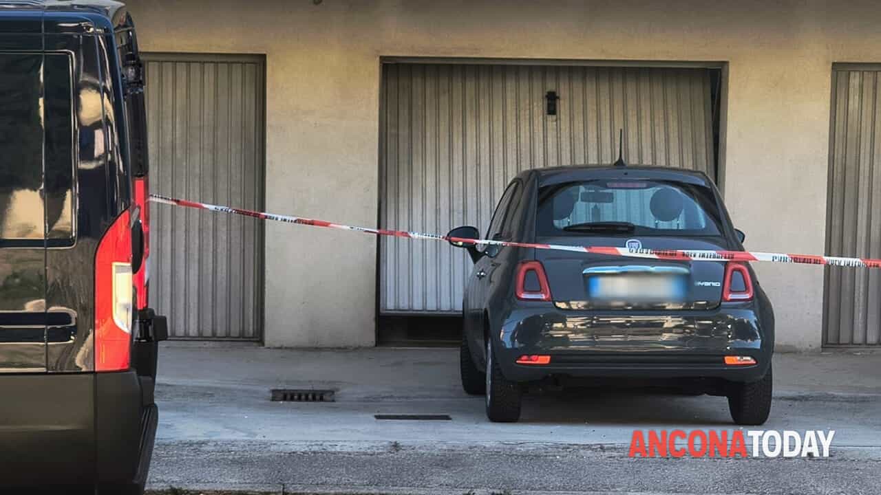 Choc a Loreto, uomo trovato in garage in una pozza di sangue. Scientifica sul posto: ipotesi omicidio