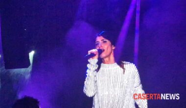 Il rito di Giorgia alla Reggia di Caserta: tra luce e suono