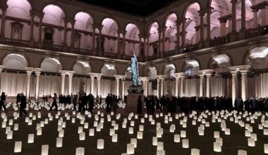 La diretta live della sfilata di Giorgio Armani alla Milano Fashion Week: tutti gli ospiti, il tributo, i dettagli e i momenti più memorabili