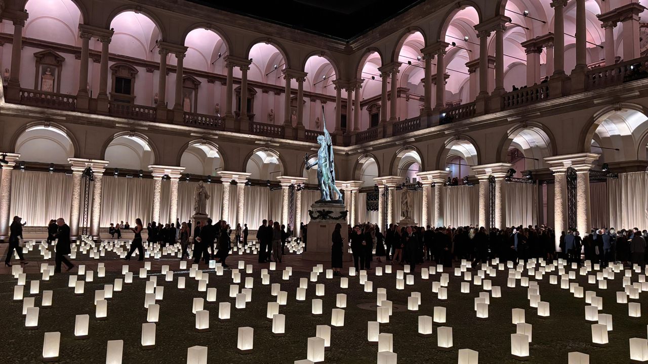 La diretta live della sfilata di Giorgio Armani alla Milano Fashion Week: tutti gli ospiti, il tributo, i dettagli e i momenti più memorabili