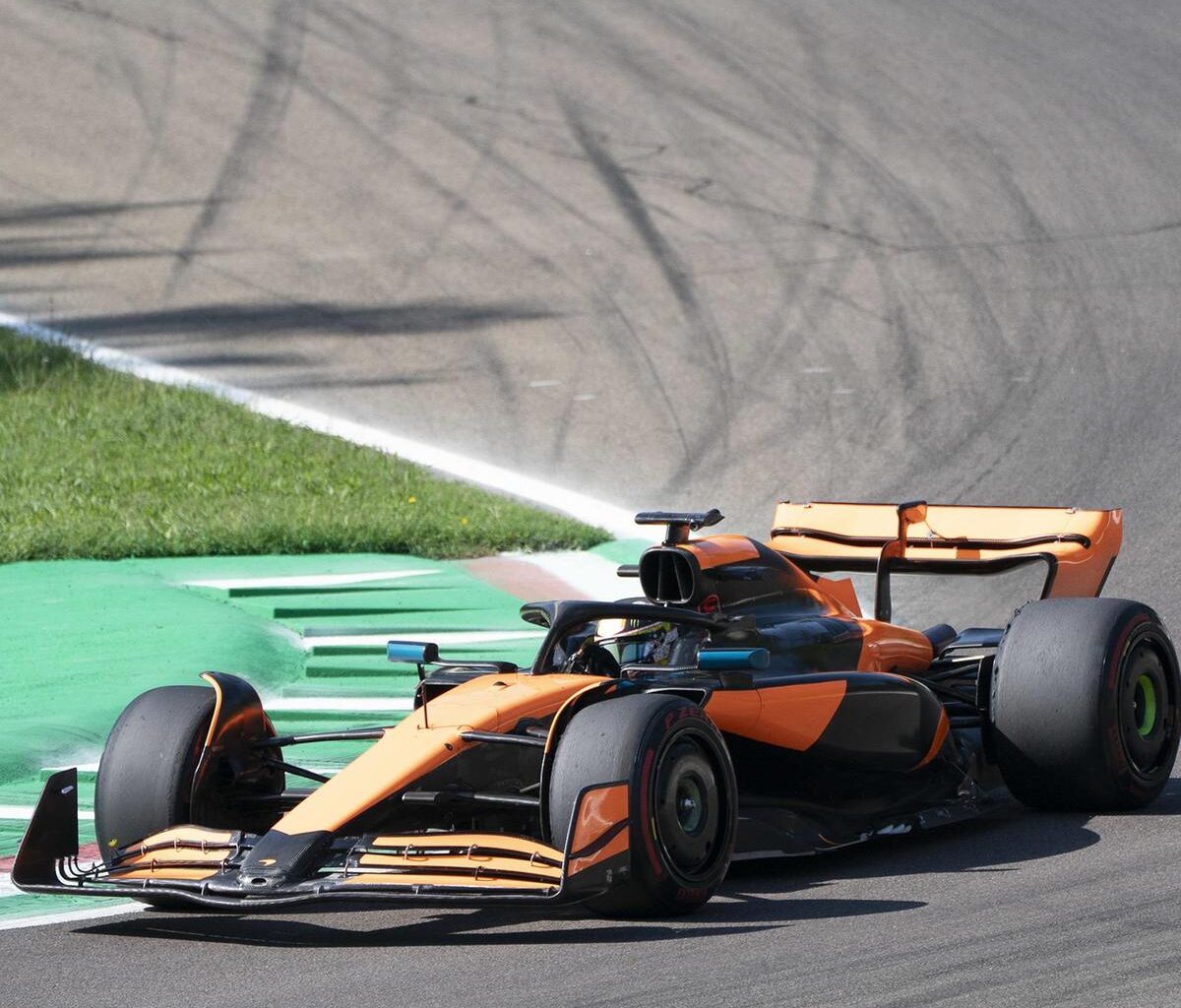 Giornata di test. La McLaren sfreccia in pista