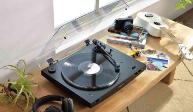 giradischi audio technica sulla scrivania con cuffie e altri accessori