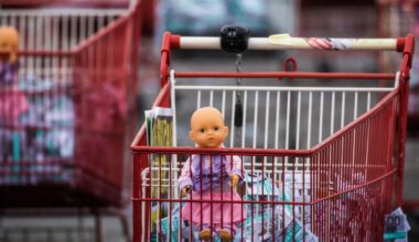 Una manifestazione contro la maternità surrogata in Francia