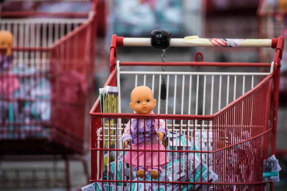 Una manifestazione contro la maternità surrogata in Francia