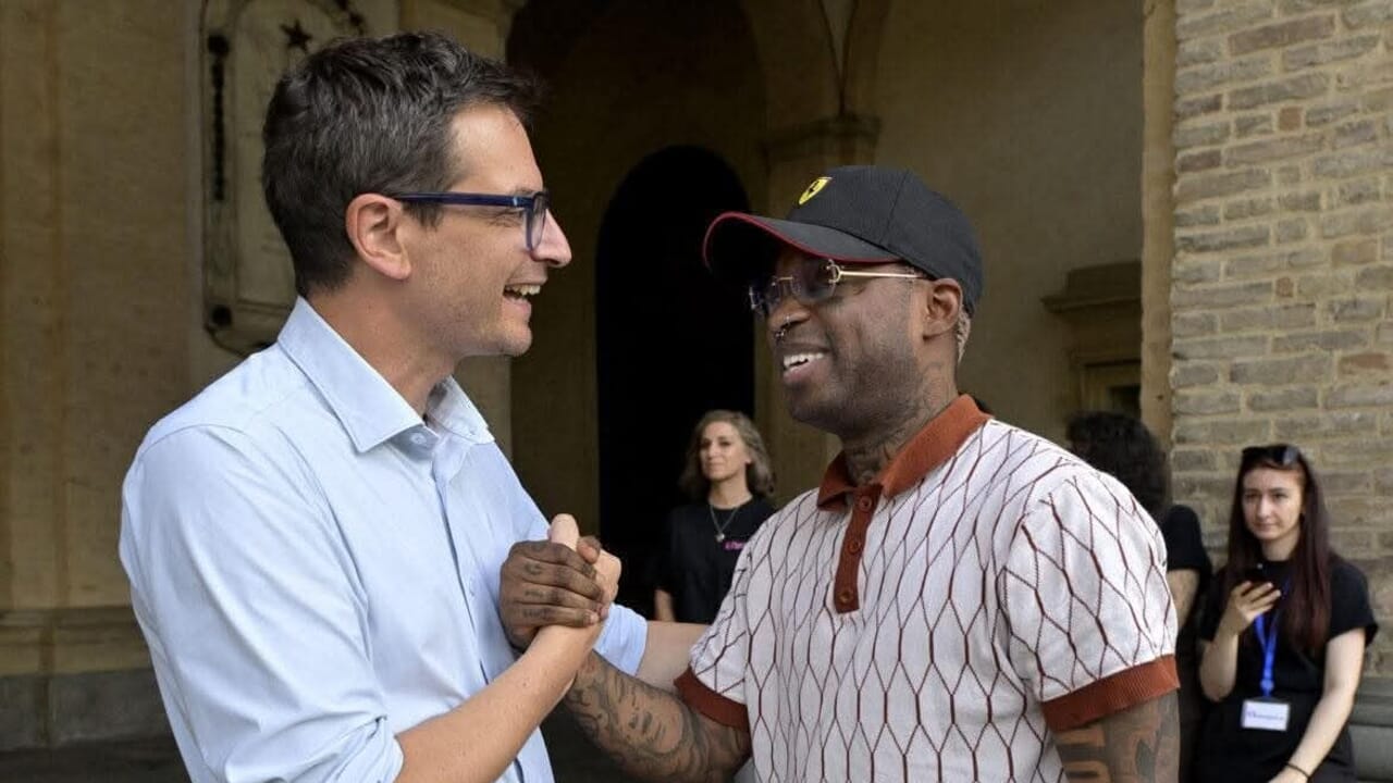 "Palco in piazza per chi offende donne e studenti, per il centrosinistra va bene?"