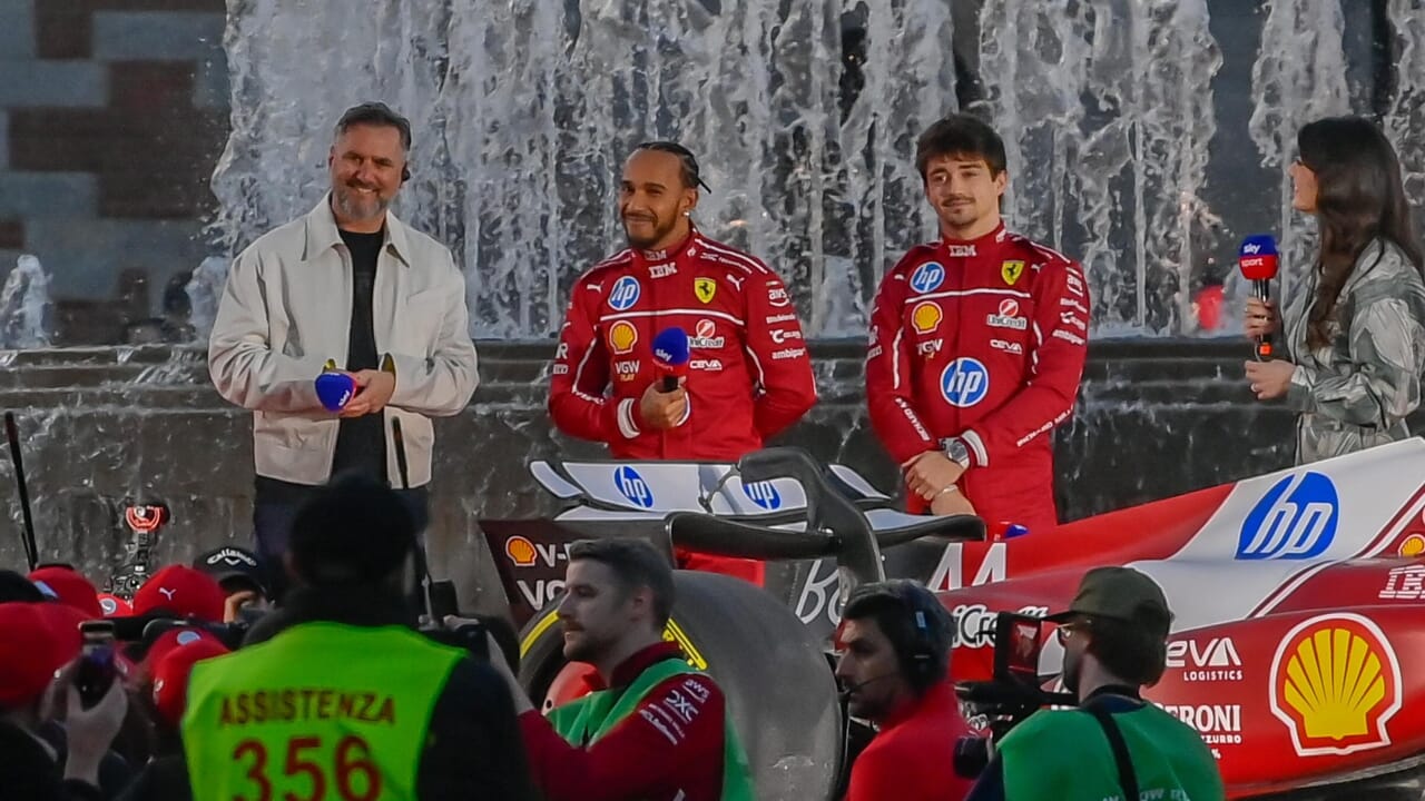 Ferrari, Leclerc e Hamilton in piazza