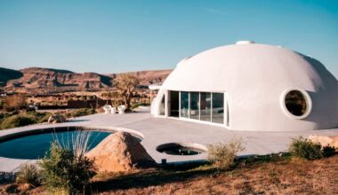 Una casa-cupola in cemento domina il deserto
