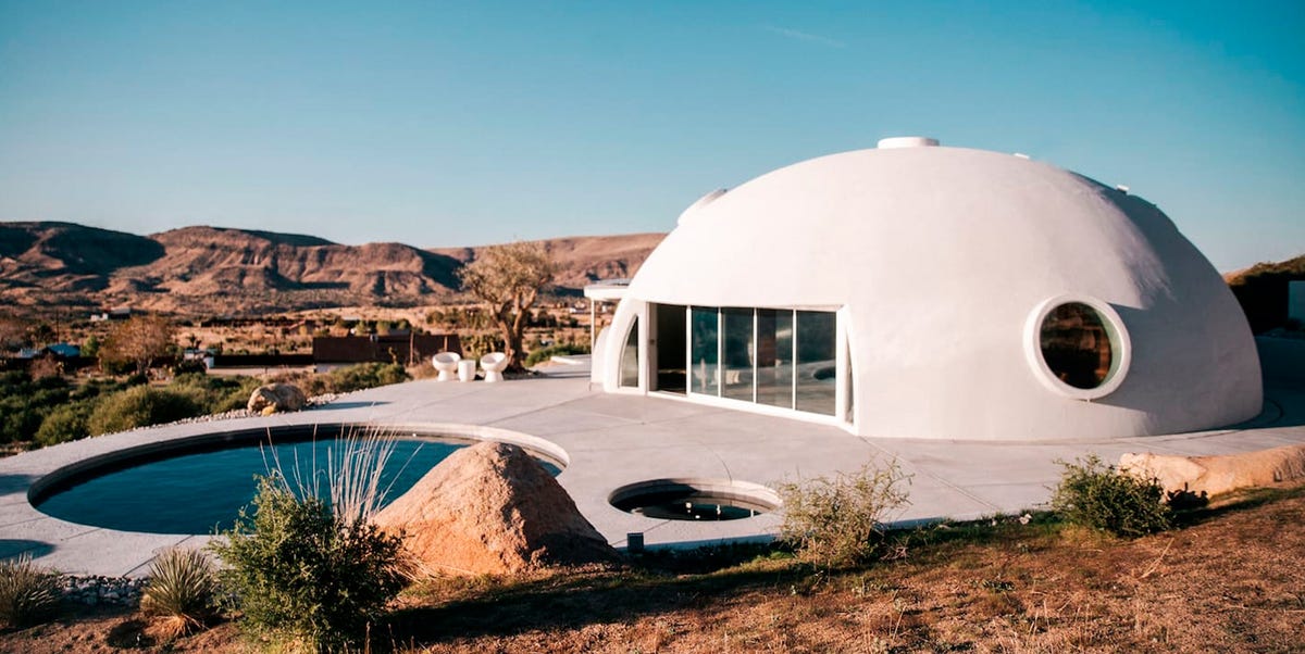 Una casa-cupola in cemento domina il deserto