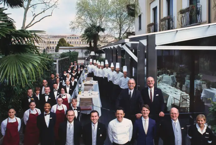 Tutto il team dell'Hotel de la Ville riunito nella veranda esterna del Derby Grill.