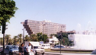 Un altro pezzo di storia brutalista che se ne va. Il leggendario Hotel du Lac di Tunisi viene demolito