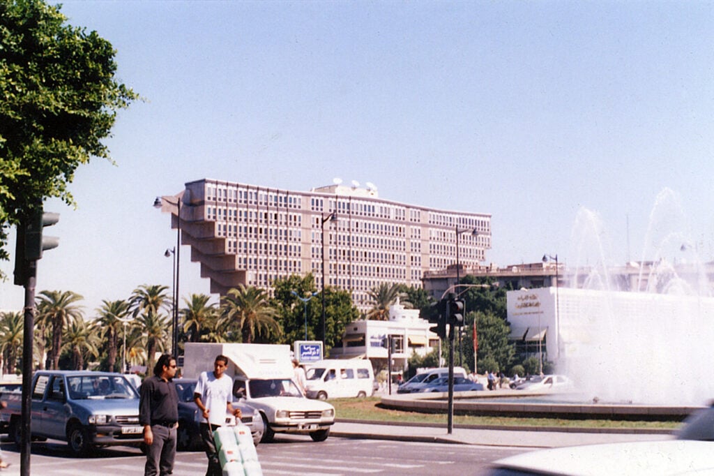 Un altro pezzo di storia brutalista che se ne va. Il leggendario Hotel du Lac di Tunisi viene demolito