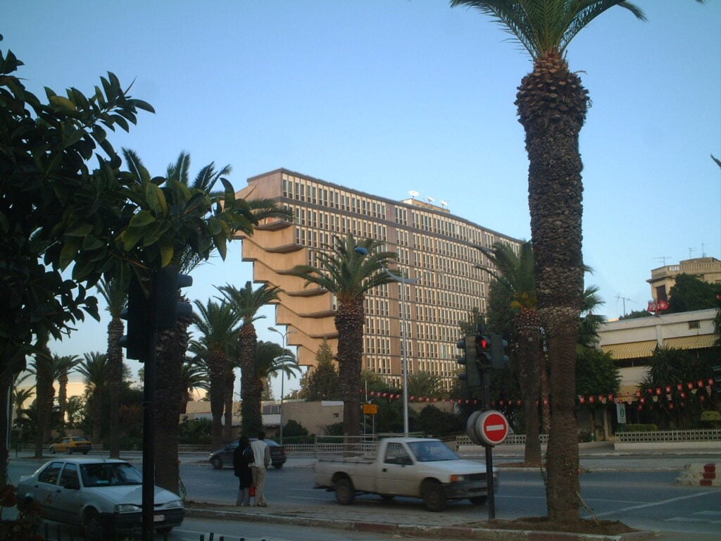 hotel du lac tunis photo neil rickards Un altro pezzo di storia brutalista che se ne va. Il leggendario Hotel du Lac di Tunisi viene demolito