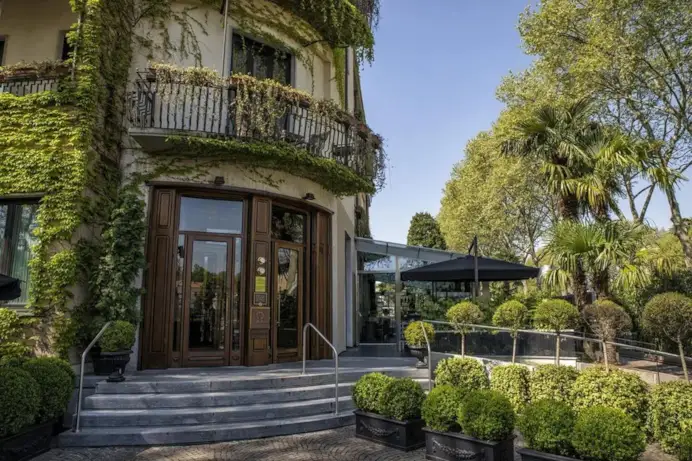 L'ingresso dell'Hotel de Ville di fronte alla Villa Reale di Monza.