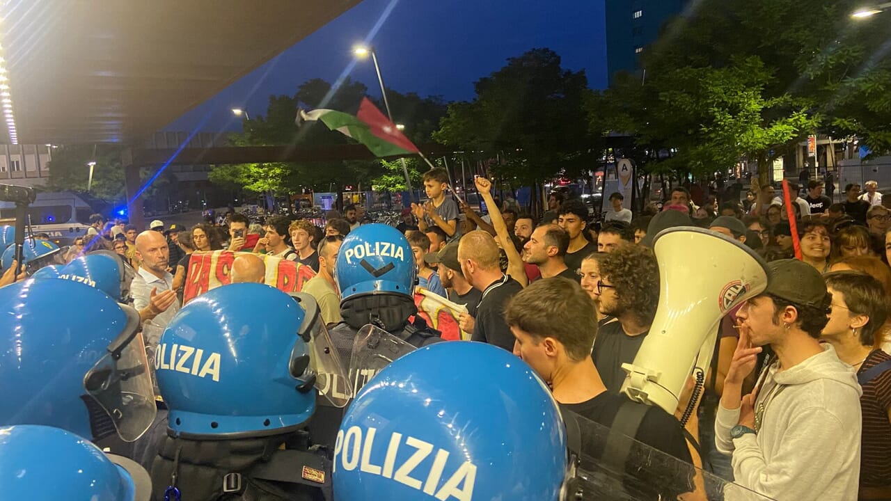 Antagonisti provano a "sfondare" cordone della polizia ma vengono respinti