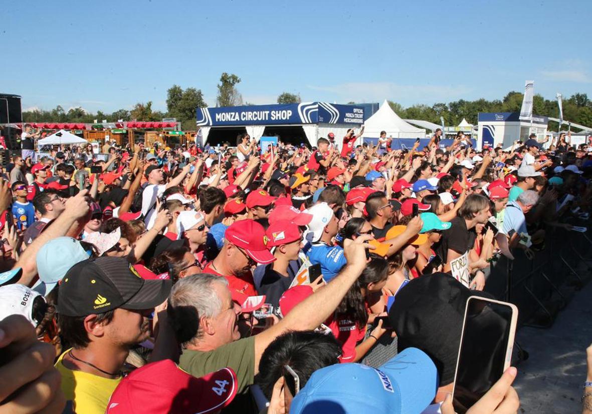 Gran Premio di Monza, la festa alla Fan Zone: Tiberio da Bergamo sfida al simulatore il capo del team Ferrari e  Antonelli incontra i tifosi