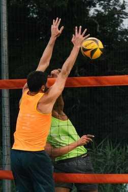 Ponte a Egola. Il beach volley sbarca al Tennis Padel Club in pieno stile Palio