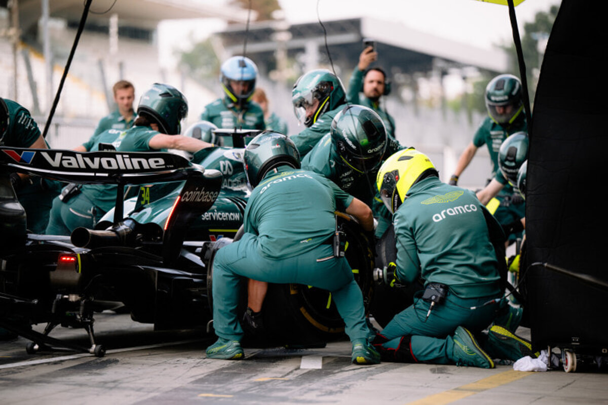 Il cambio di gomme Aston Martin ai box