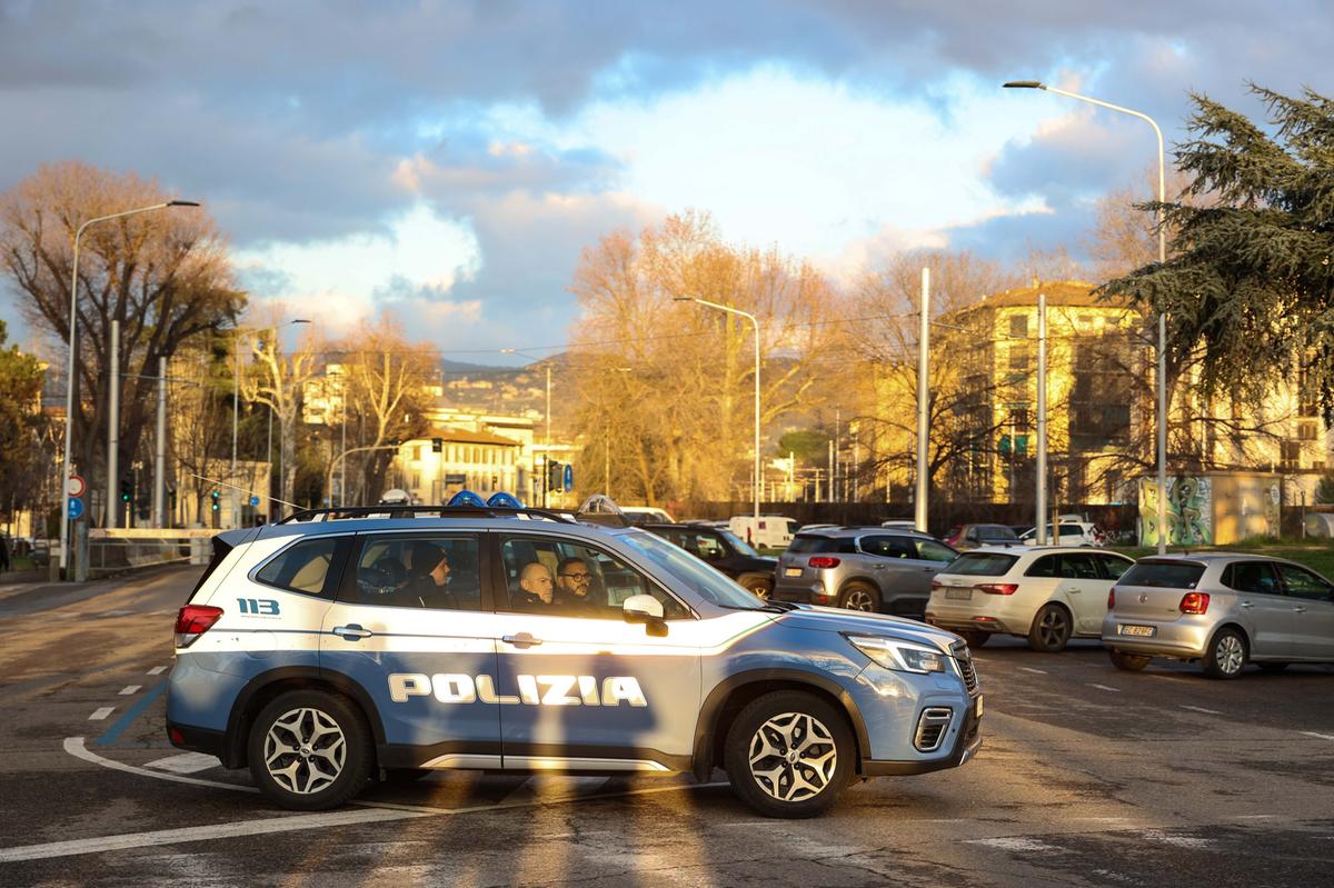Giovane rapinato dal branco. La mamma scrive alla sindaca: “Firenze non è più una città vivibile”