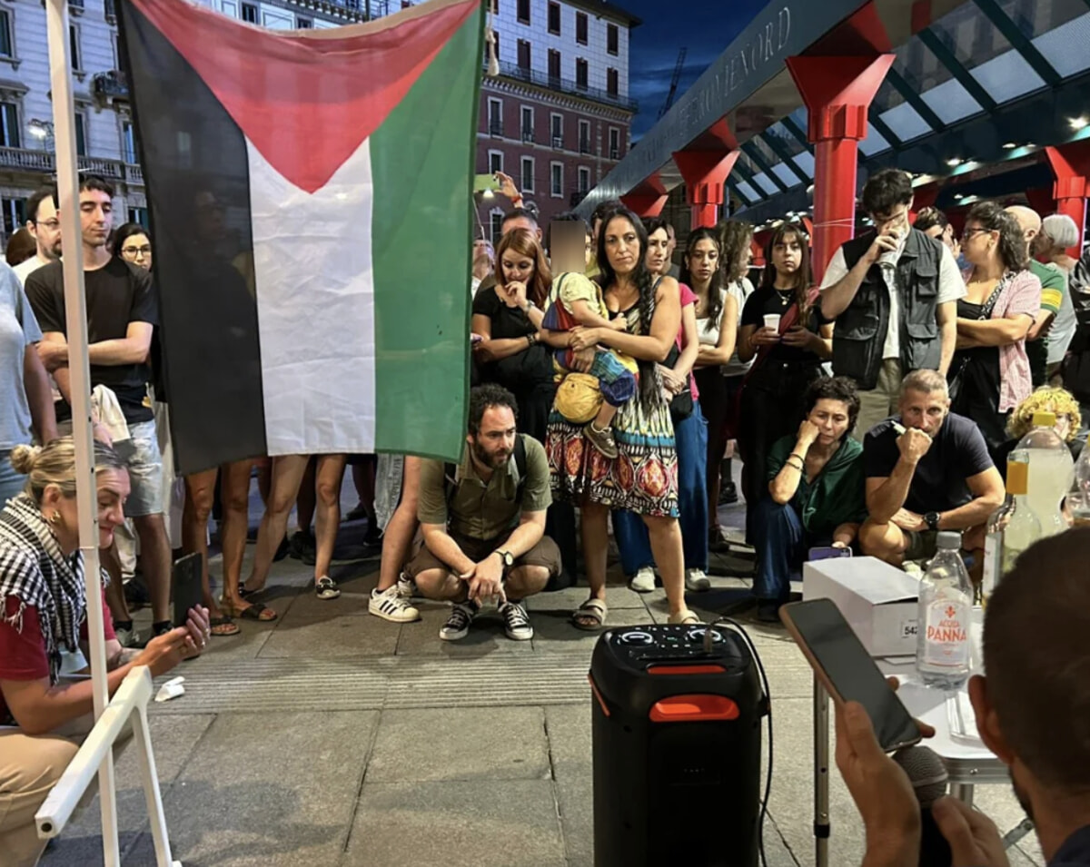 Il gruppo in Cadorna già da domenica sera (foto Potere al popolo Milano)