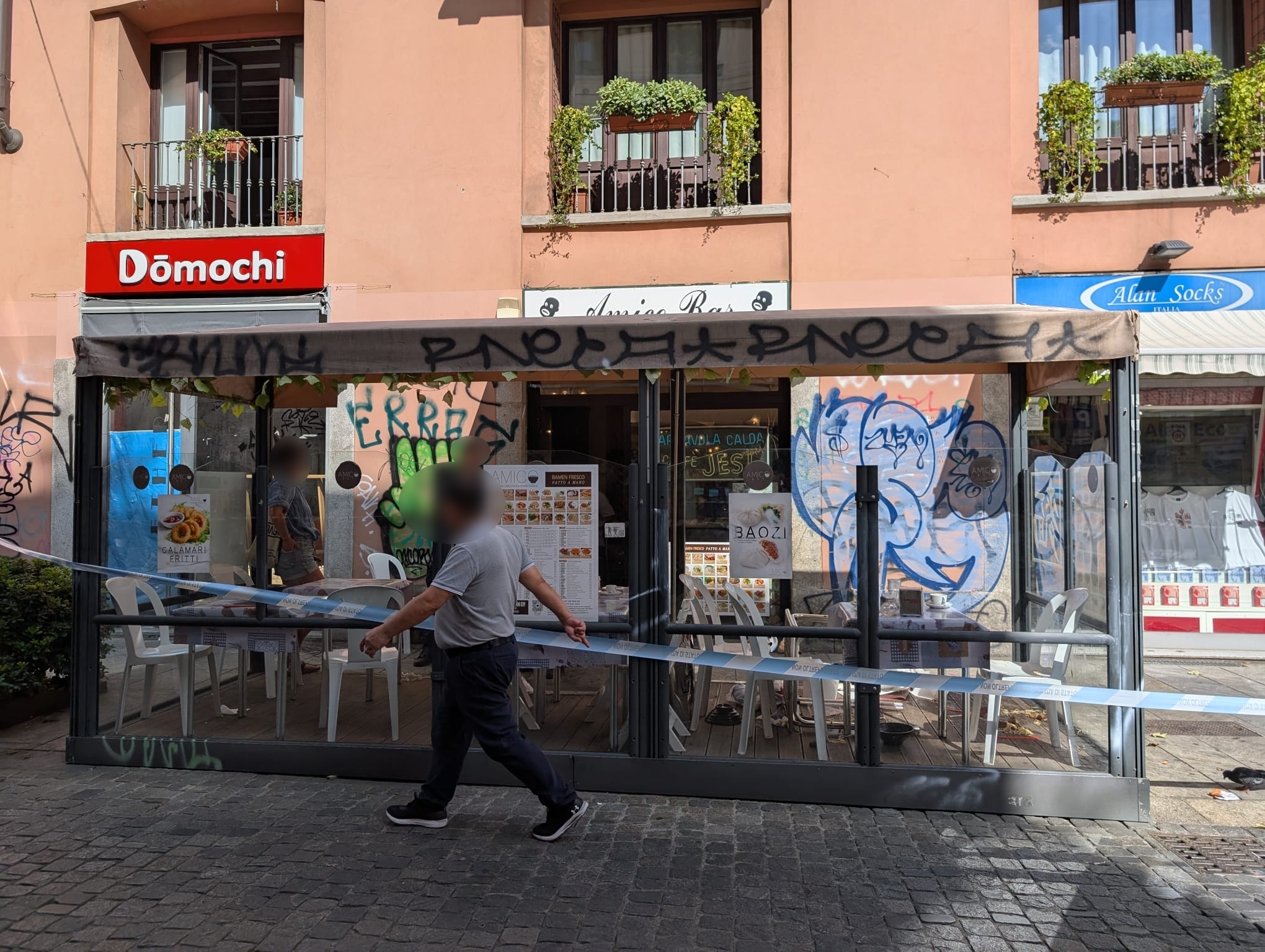 Il luogo dell'accoltellamento (foto Claudio Furlan/LaPresse) Il luogo dell'accoltellamento (foto Claudio Furlan:LaPresse)