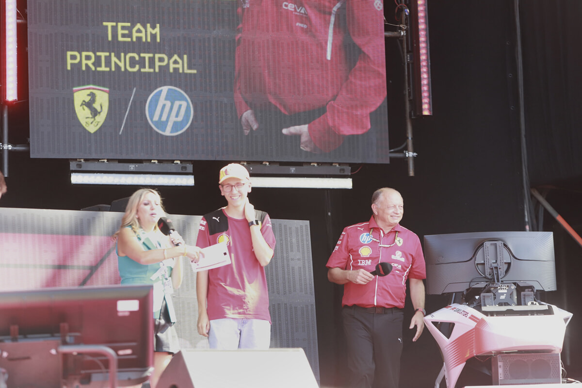il team principal Vasseur sfida al simulatore un rafazzo del pubblico  (Foto Massimo Chisari)