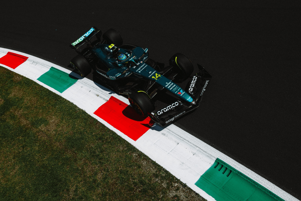 Secondo Aston Martin il fallimento della sospensione apparentemente improvviso di Fernando Alonso a Monza è stato causato dalla ghiaia.