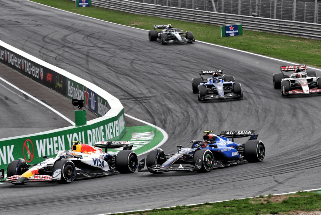 F1 | Le linee guida su come comportarsi in pista sono state spesso oggetto di discussione quest'anno, ma George Russell ritiene che ci sia una soluzione per risolvere l'inconsistenza delle decisioni dei commissari.