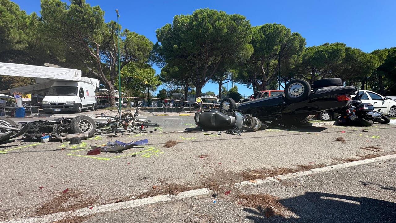 Perde il controllo dell'auto e causa un rocambolesco incidente, coinvolti 11 veicoli: cinque feriti