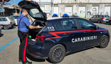 Lega il monopattino a un palo davanti alla palestra ma all’uscita trova solo la catena tranciata