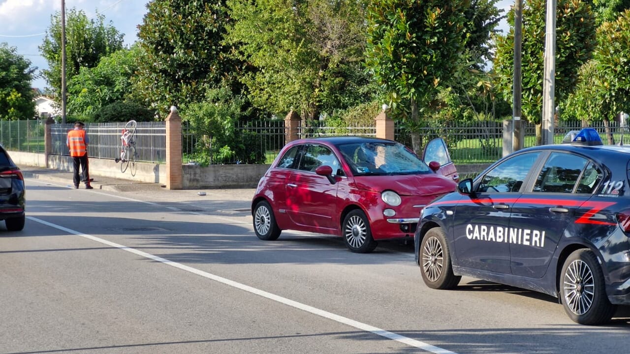 Ancora sangue sulla strada, ciclista 71enne travolto e ucciso da un'auto