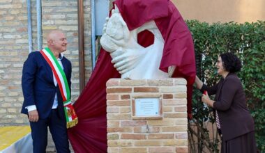 Recanati. Inaugurata la nuova fontana con scultura in ricordo di Fabio Mariani