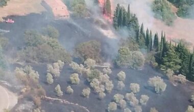 Fiamme in Valdicecina, case minacciate. In azione elicotteri e squadre di terra