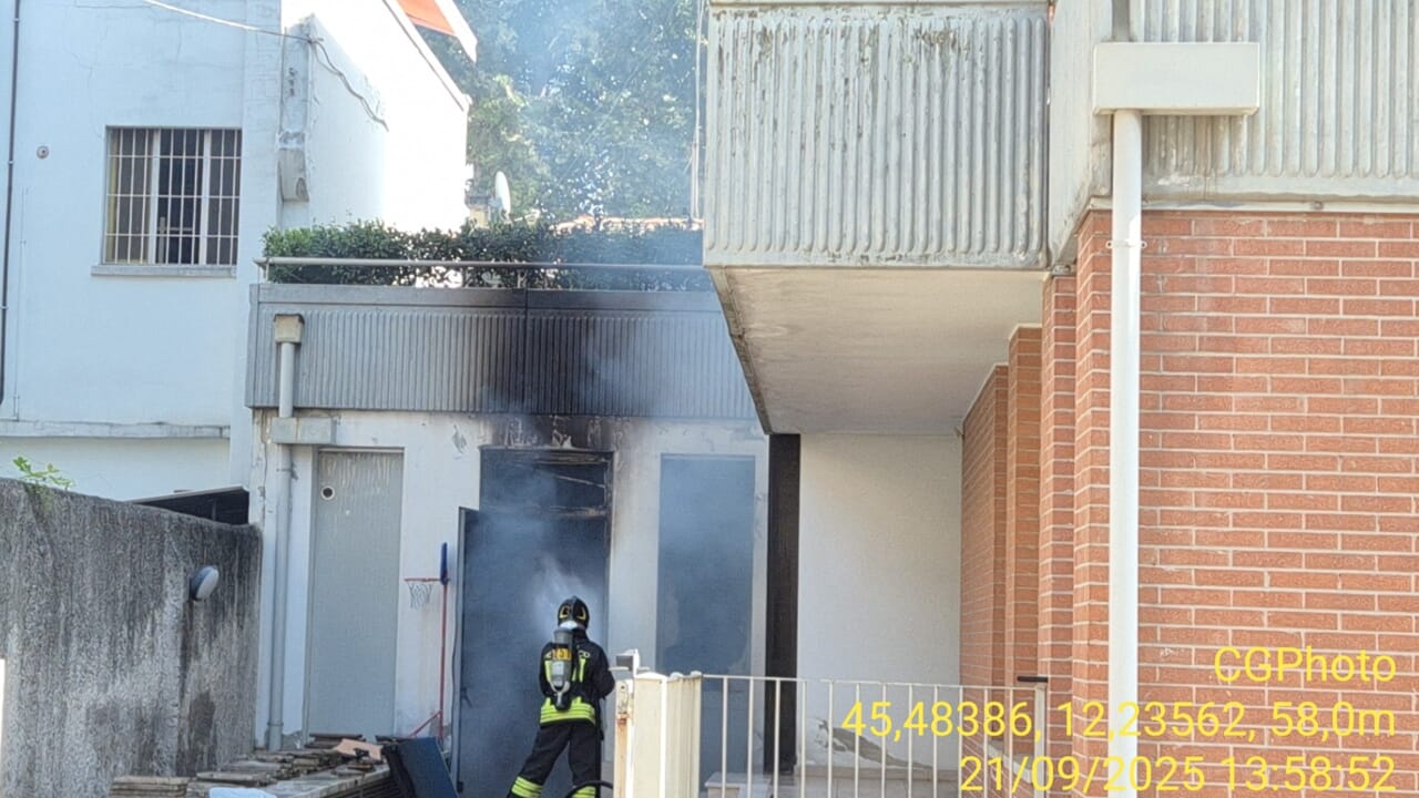 Incendio alla palestra-sauna tra via Dante e via Cappuccina: due anziani fatti uscire