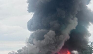 Grosso incendio alla Eurostamp di Pianezza, colonna di fumo visibile da chilometri di distanza