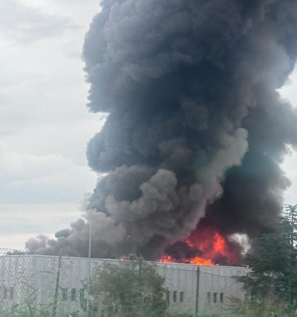 Grosso incendio alla Eurostamp di Pianezza, colonna di fumo visibile da chilometri di distanza